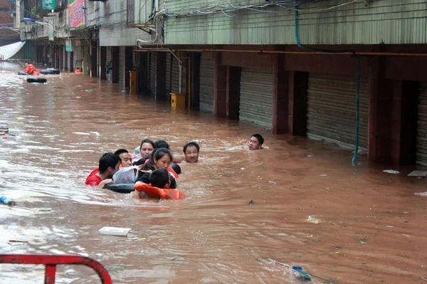 Residentes Locales Siendo Evacuados Nadan Aguas Inundación Causadas Por Fuertes — Foto de Stock