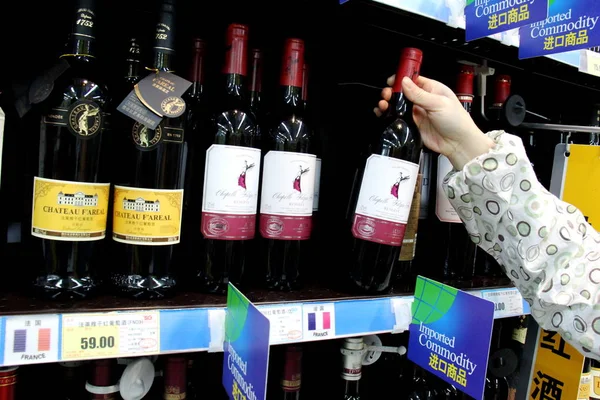 Een Chinese Klerk Zet Flessen Rode Wijn Geïmporteerd Uit Frankrijk — Stockfoto
