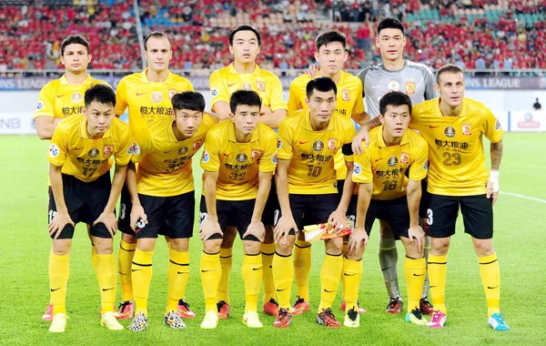 Spelers Van China Guangzhou Evergrande Poseren Voor Foto Voor Hun — Stockfoto