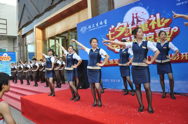 Funcionários Chineses Vestidos Com Uniformes Dançam Música Little Apple Frente — Fotografia de Stock