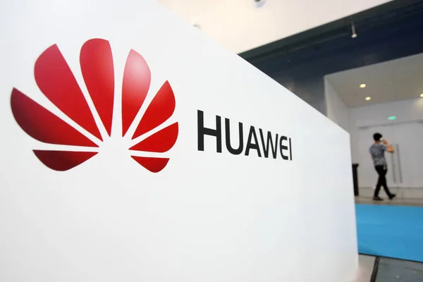 Visitante Pasa Por Stand Huawei Durante Una Exposición Shanghái China — Foto de Stock