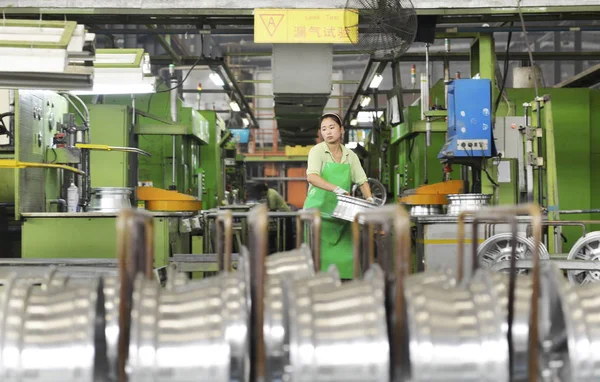 Kobieta Chiński Pracownik Produkuje Felgi Zakładzie Zouping Powiat Miasto Binzhou — Zdjęcie stockowe