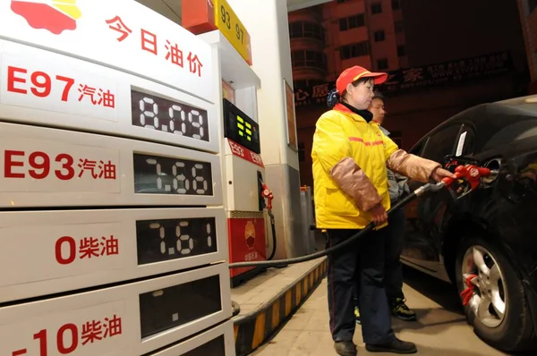 Chinese Worker Refuels Car Midnight Gas Station Cnpc China National — Stock Photo, Image