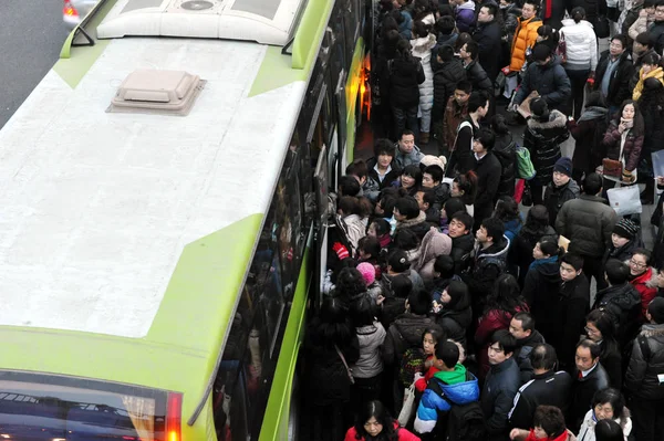 Натовп Пасажирів Намагаються Варенням Автобусі Пекіні Китай Лютого 2011 — стокове фото