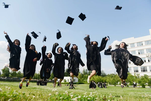 Chińskich Absolwentów Ubranych Akademickich Suknie Skakać Rzucać Kapelusze Powietrze Okazji — Zdjęcie stockowe