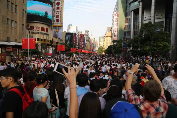 Turister Folkmassan Shoppinggatan Nanjing Road Nationaldagen Shanghai Kina Oktober 2014 — Stockfoto