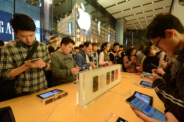Kínai Ügyfelek Próbálja Iphone Iphone Okostelefonok Apple Tárolja Nanjing Road — Stock Fotó