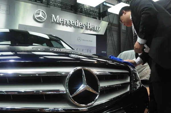 Zaměstnanec Čistí Mercedes Benz Auto Během Automobilové Výstavy Šanghaji Srpna — Stock fotografie