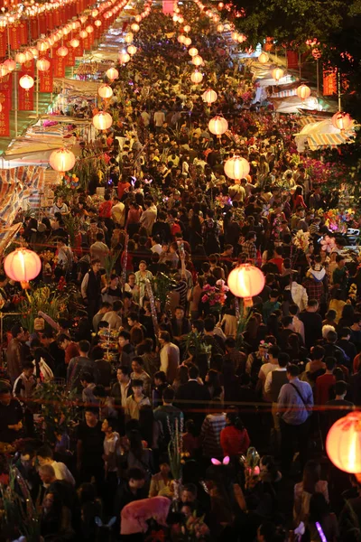 Moradores Locais Lotam Feira Flor Festival Primavera Iluminada Por Lanternas — Fotografia de Stock