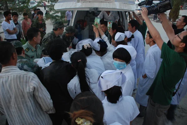 Κινεζικές Νοσοκόμες Μεταφέρουν Έναν Τραυματία Κατά Διάρκεια Του Σεισμού Μεγέθους — Φωτογραφία Αρχείου