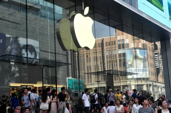 Pedestrians Walk Apple Store Nanjing Road Shopping Street Shanghai China — Stock Photo, Image