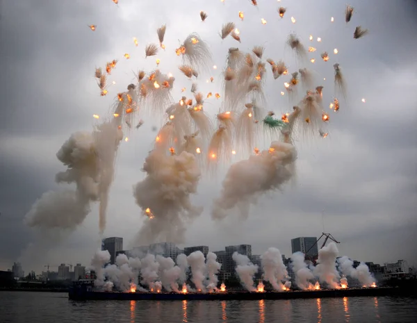 Fireworks Explode Huangpu River Ephemeral Artwork Called Elegy Ninth Wave — Stock Photo, Image