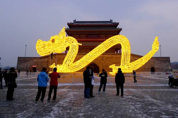 Les Piétons Regardent Énorme Dragon Comprenant 3000 Lanternes Qui Mesure — Photo