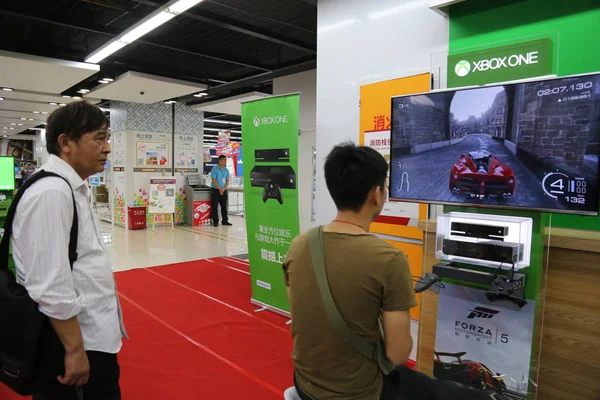 Egy Ügyfél Játszik Elektronikus Játékok Egy Xbox Egy Játékkonzolt Egy — Stock Fotó