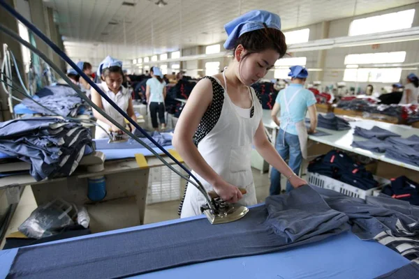 File Mujeres Trabajadoras Chinas Pantalones Hierro Para Ser Exportados Sudeste — Foto de Stock