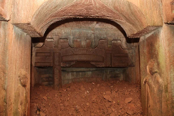 古代の墓の内部入り口は 中国四川省の新江東南にあるソン王朝にさかのぼる 2013年7月8日に描かれています — ストック写真