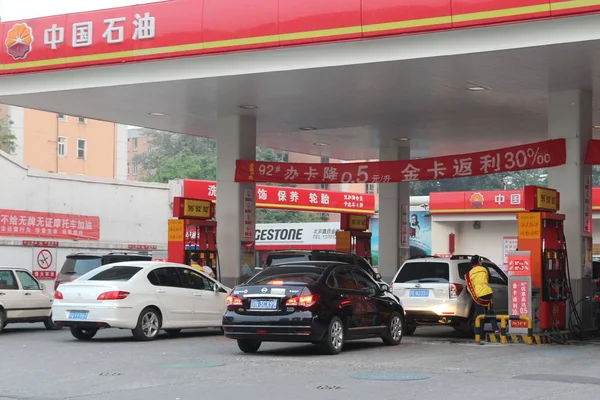 Carros Estão Sendo Reabastecidos Posto Gasolina Cnpc China National Petroleum — Fotografia de Stock