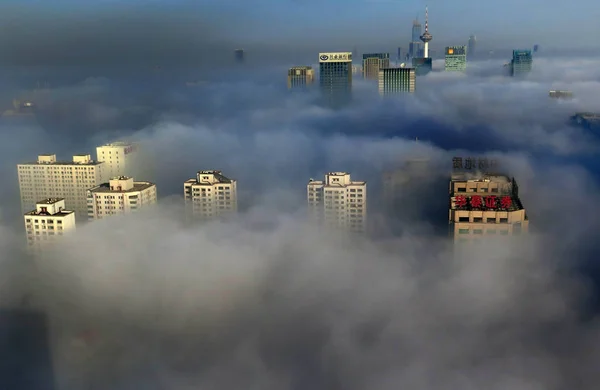 Wysokie Budynki Drapacze Chmur Niejasno Postrzegane Ciężkich Smog Shenyang Miasta — Zdjęcie stockowe