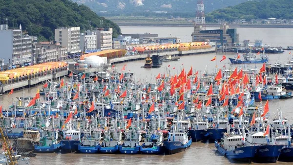 漁船は 2013年9月15日 中国浙江省東部の周山の港で停港する — ストック写真