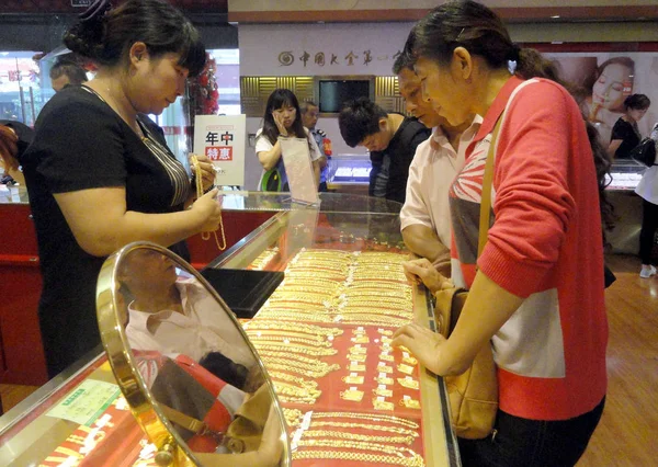 Китайський Клієнти Купують Золотих Прикрас Ювелірному Магазині Suzhou Місто Схід — стокове фото