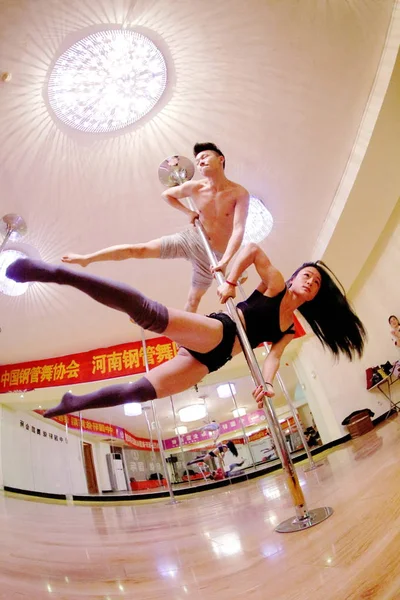Der Chinesische Pole Dance Instructor Liu Feifei Und Ein Männlicher — Stockfoto