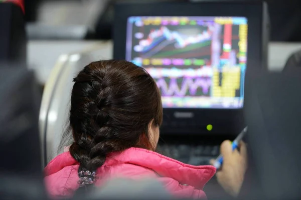 Chinese Investor Looks Prices Stock Stock Brokerage House Qingdao City — Stock Photo, Image