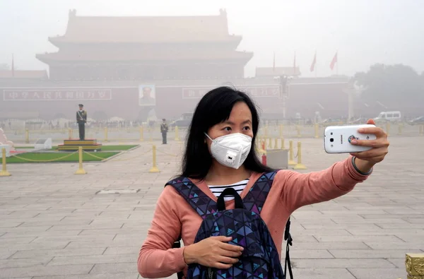 Turist Bär Ansiktsmask Tar Selfies Tian Anmen Square Heavy Smog — Stockfoto