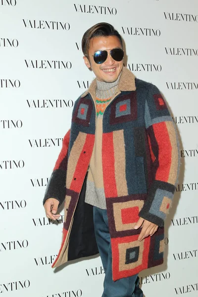 Hong Kong Skådespelaren Nicholas Tse Ler Öppningsceremonin För Valentino Boutique — Stockfoto