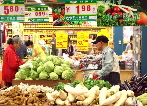 Kinesiska Kunder Handla Grönsaker Stormarknad Harbin City Nordöstra Chinas Heilongjiang — Stockfoto
