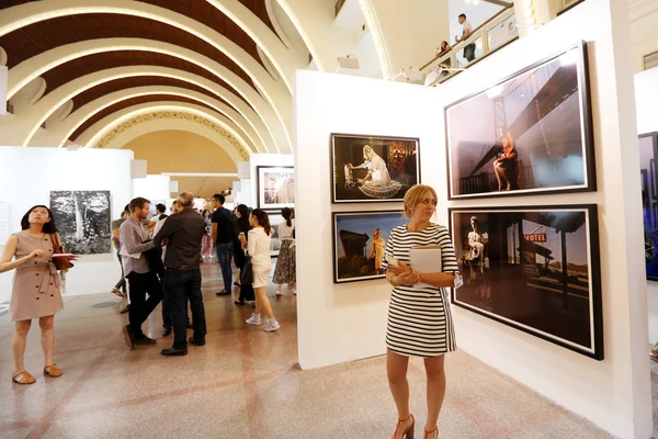 Visitantes Chineses Estrangeiros Olham Para Fotografias Durante Feira Arte Photo — Fotografia de Stock