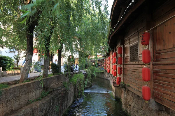 Weergave Van Houten Gebouwen Door Een Water Kanaal Oud Lijiang — Stockfoto