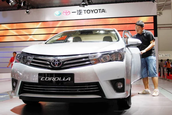 Trabajador Chino Limpia Una Corolla Fabricada Por Faw Toyota Durante — Foto de Stock