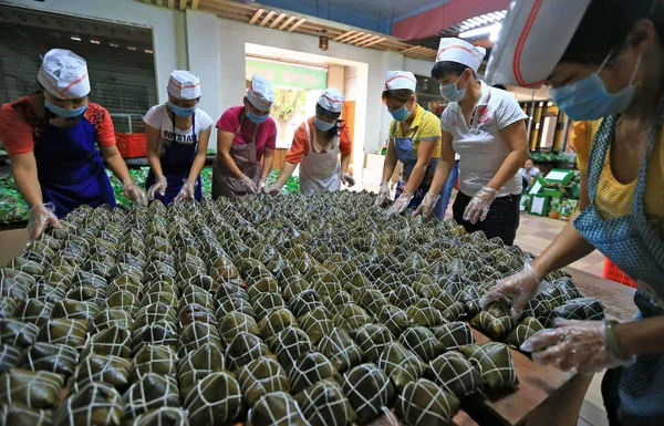 Trabalhadores Chineses Fazem Bolinhos Arroz Zongzi Para Dragon Boat Festival — Fotografia de Stock