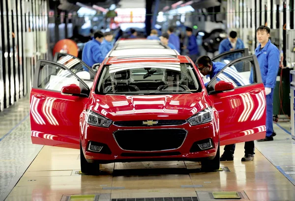 Trabajadores Chinos Montan Automóviles Chevrolet Línea Montaje Planta Automotriz Shanghai — Foto de Stock
