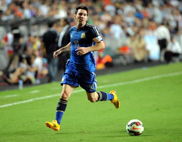 Lionel Messi Argentyny Drybluje Przeciwko Hong Kong Podczas Meczu Piłki — Zdjęcie stockowe