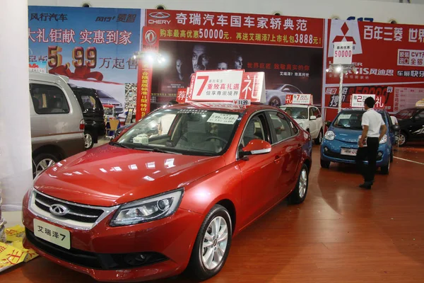 Egy Kínai Alkalmazott Elsétál Autók Chery Egy Autószalon Haikou Városban — Stock Fotó