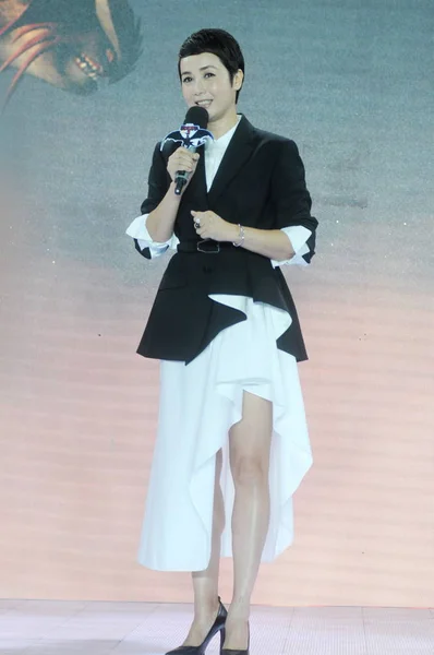 2014年8月12日 中国女星姜文立在中国上海举行的美国3D 电脑动画电影 如何训练你的龙2 中国首映式新闻发布会上发表讲话 — 图库照片