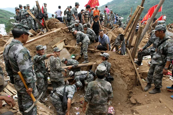 Los Rescatistas Chinos Buscan Sobrevivientes Víctimas Enterrados Los Escombros Las — Foto de Stock