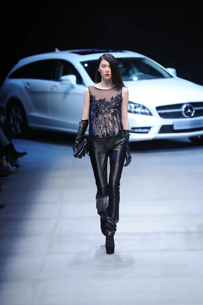 Modell Visar Skapelse Kinesiska Modedesigner Alex Wang Peiyi Mercedes Benz — Stockfoto