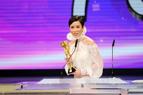 Actriz Hong Kong Charmaine Sheh Tiene Trofeo Después Ganar Premio —  Fotos de Stock