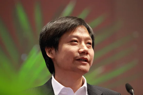 会長兼 Ceo Xiaomi 技術と Kingsoft 社の会長は 2014 中国湖北省武漢市の武漢大学 121 周年記念祭典の間にフォーラムで話す — ストック写真