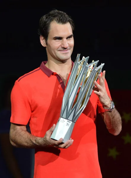 Roger Federer Aus Der Schweiz Posiert Mit Seiner Siegertrophäe Bei — Stockfoto