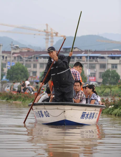 Kínai Mentők Evakuálni Helyi Lakosok Elárasztott Területeken Okozta Felhőszakadás Lishui — Stock Fotó