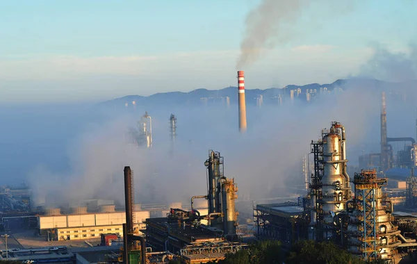 Fumo Viene Scaricato Dai Camini Impianto Petrolchimico Petrochina Nella Città — Foto Stock