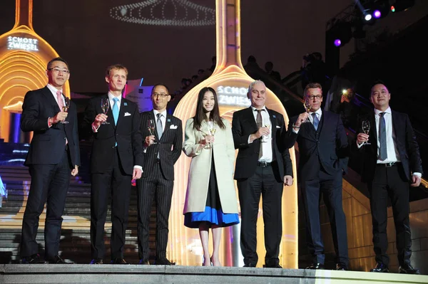 2014年12月2日 中国女星 高管在中国上海为肖特 Zwiesel 酿酒师举办的促销活动中提议敬酒 — 图库照片