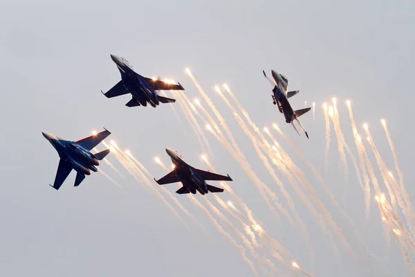 Los Aviones Combate Sukhoi Del Equipo Acrobático Russian Knights Realizan — Foto de Stock