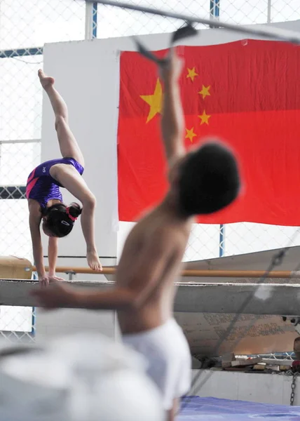 Crianças Pequenas Participam Treinamento Ginástica Fuyang Sports School Cidade Fuyang — Fotografia de Stock