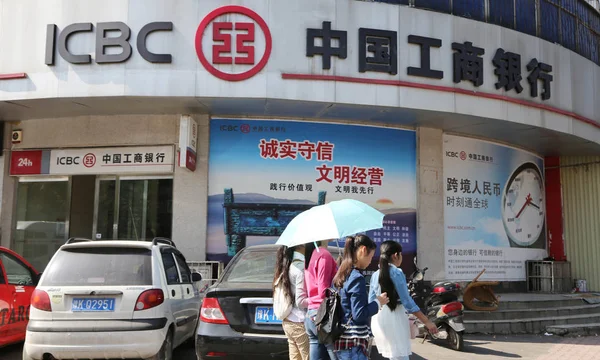 Пішоходи Ходять Повз Філію Icbc Промисловий Комерційний Банк Китаю Xuchang — стокове фото