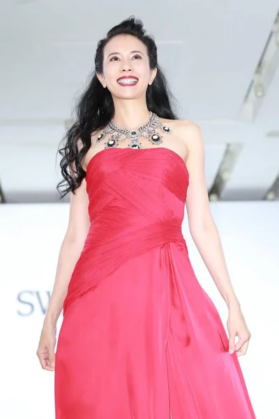 香港歌手兼女演员莫凯伦2014年7月30日在中国上海为施华洛世奇2014年世界珠宝展举行时装秀时摆姿势 — 图库照片