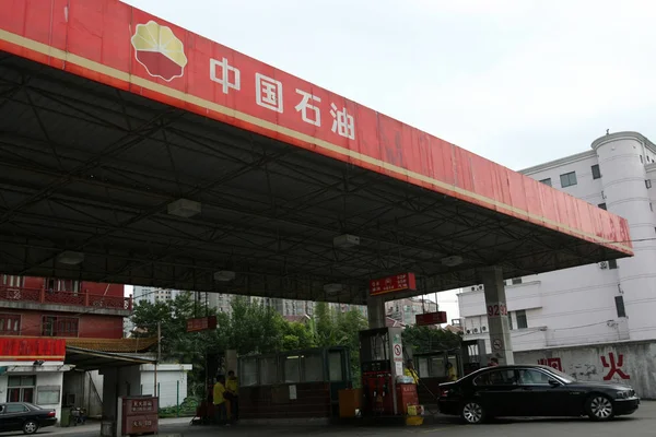 Samochód Jest Tankowany Stacji Benzynowej Petrochina Spółka Zależna Cnpc China — Zdjęcie stockowe